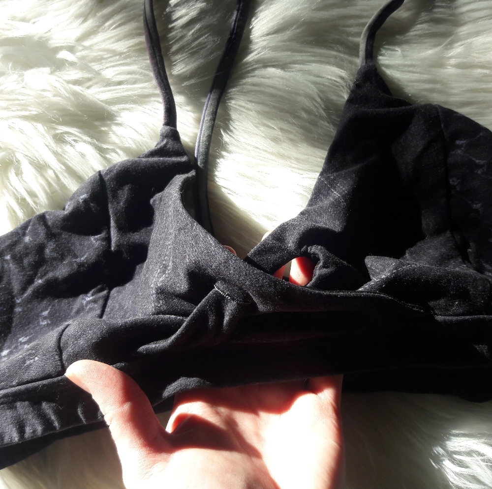 Sports bra twist front